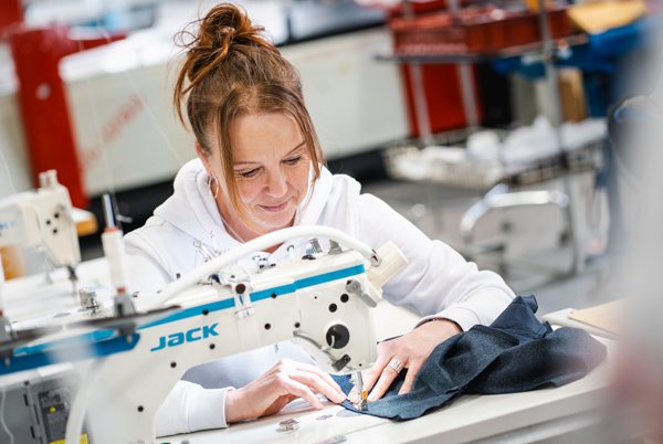Mitarbeiterin an der Nähmaschine