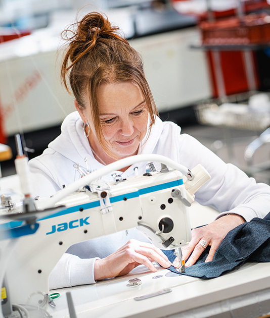 Mitarbeiterin an Nähmaschine