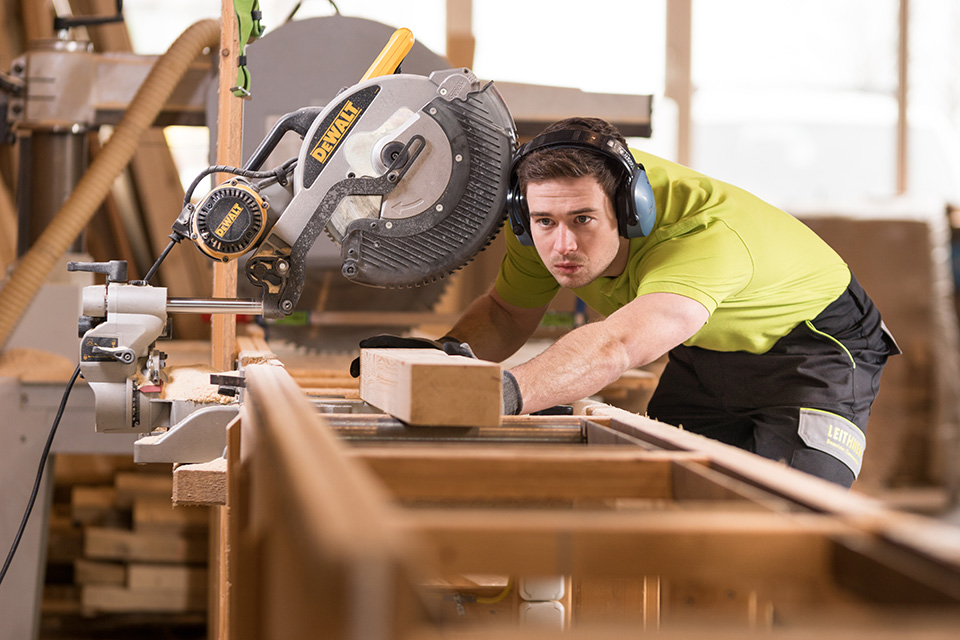 Handwerker bei der Holzarbeit