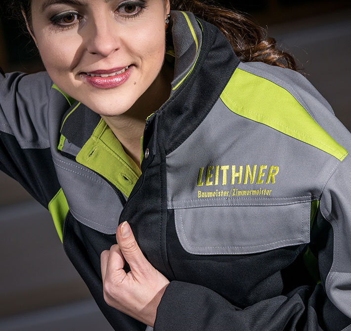 Frau trägt Jacke
