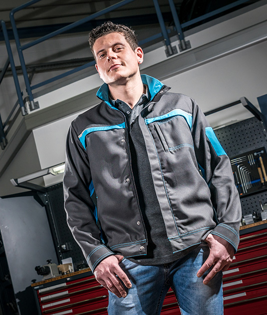 Mitarbeiter mit Jacke