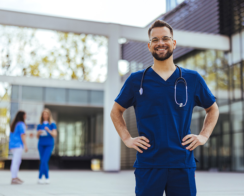 Pfleger vor Klinik