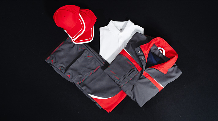 Beispiel einer Schutzausrüstung aus Jacke, Hose, Shirt und Kappe