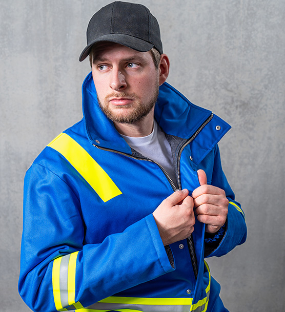 Mann trägt blaue Jacke einer Schutzausrüstung